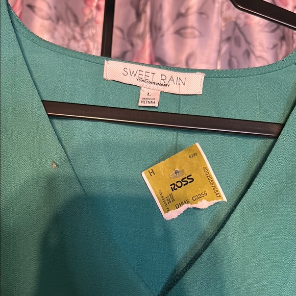 NWT- Green Buttoned Peplum Blouse with Tie Front - Picture 2 of 2